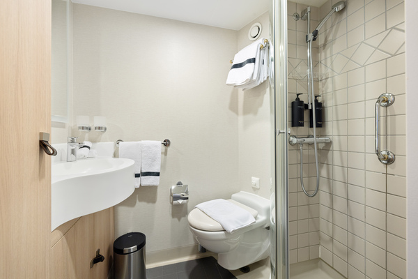 HX Hurtigruten Expeditions MS Fram Polar Outside Outside Cabin FJ 4 ©Espen Mills.jpg